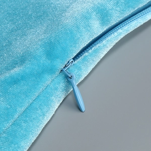 Détail de la fermeture éclair invisible sur robe en velours bleu ciel satiné