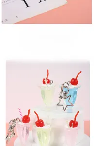 Detail eines Eisbecher-Schlüsselanhängers mit Sternschnalle und Kirsche in Macaron-Farben