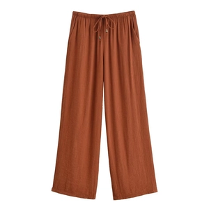 Detail der karamellfarbenen Hose mit weitem Bein, Kordelzug und strukturierter Krepp-Optik