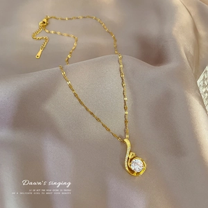 Collier élégant en acier titane doré avec pendentif en forme de lèvres serti de diamants