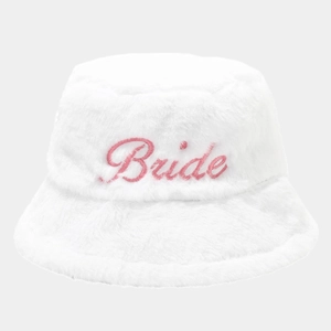 Détail d'un bob en fausse fourrure blanche avec broderie Bride rose pour mariages