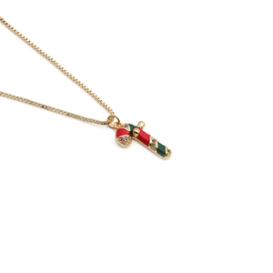 Weihnachtskette mit goldenem Zuckerstangen-Anhänger und roter und grüner Emaille-Füllung