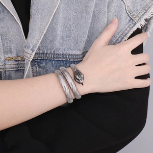 Bracelet serpent en acier inoxydable argenté avec texture d'écailles réaliste