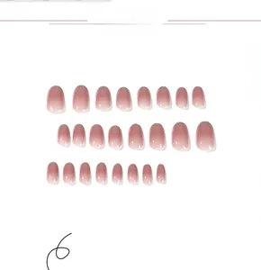 Detailansicht von 24 glänzenden kurzen ovalen Kunstnägeln mit rosa-weißem Farbverlauf