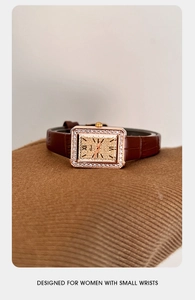 Dettaglio dell'orologio quadrato in oro rosa con cristalli e cinturino in pelle marrone