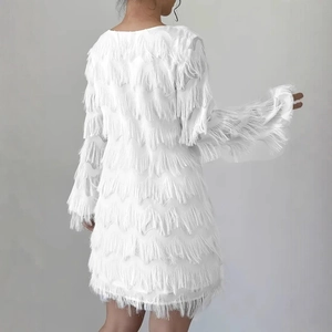 Vue arrière d'une robe mini blanche à manches longues avec franges et texture dynamique