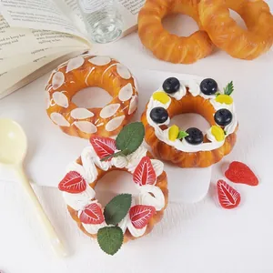 Realistisches Künstliches Donut Brot Modell PU Schaum Erdbeere Heidelbeere Sahne Kunstessen Fotografie Requisiten Deko