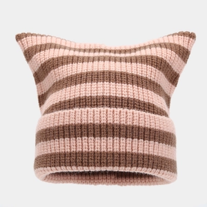 Détail du bonnet en maille rayé rose et marron avec oreilles de chat et revers épais