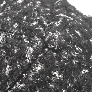 Vue détaillée de la texture du tissu en tweed noir et argent d'une casquette d'hiver