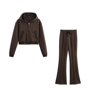Ensemble marron foncé avec sweat à capuche court zippé et pantalon évasé assorti