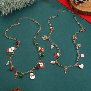 Collier de Noël à double couche avec breloques de cloche de renne sur fond de fête