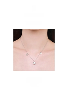 Dettaglio della collana Cancro in argento 925 con zircone sul collo di una modella