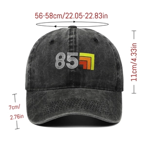 Detalle de gorra de béisbol vintage con dimensiones y bordado retro 85 sobre fondo blanco