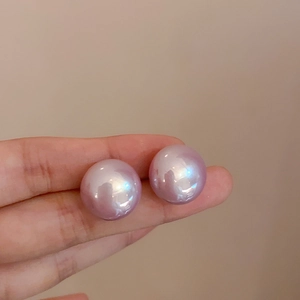 Vista dettagliata di due eleganti perle occhio di gatto lilla con lucentezza iridescente