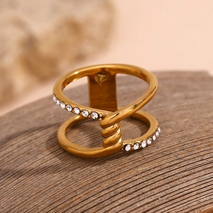 Makroaufnahme von 18K vergoldetem zweischichtigem Knotenring mit funkelnden Kristallen