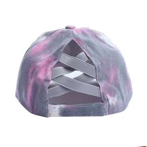 Dettaglio del cappello tie-dye con motivo rosa e grigio e chiusura elastica incrociata posteriore