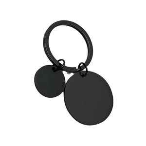 Détail macro du porte-clés en acier inoxydable noir mat avec deux étiquettes rondes
