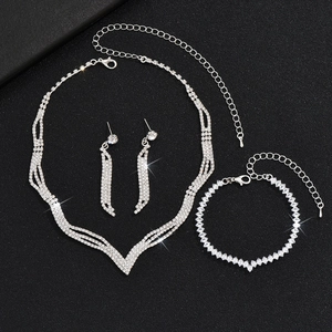 Set di gioielli in argento con collana bracciale e orecchini impreziositi da strass brillanti