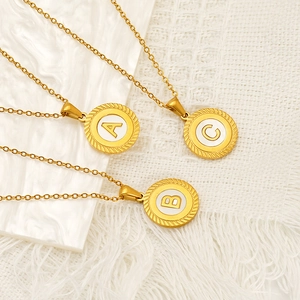 Collier en acier inoxydable doré avec incrustation de nacre et pendentif lettre