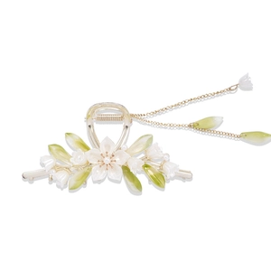 Floral hair claw clip with golden tassels and pearls in a minimalist Chinese style