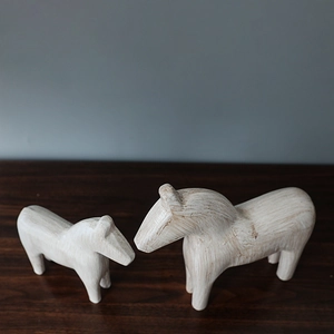 Modern minimalist wooden horse ornaments with vintage distressed finish for home decor
