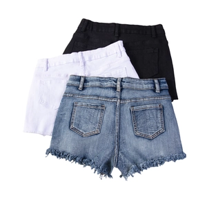 Vista macro di pantaloncini di jeans con dettagli delle tasche e orli sfrangiati in tre colori