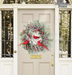 Detail eines Weihnachtskranzes mit roten Kardinalvögeln, Tannennadeln, Beeren und Zapfen