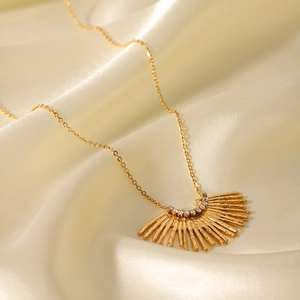 Collier en acier inoxydable doré 18 carats avec pendentif éventail et strass sur soie