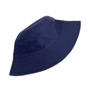 Dettaglio ravvicinato della trama del tessuto di cotone blu scuro del cappello a secchiello