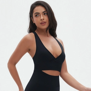 Détail du soutien-gorge de sport croisé noir et du legging de yoga sculptant à taille haute