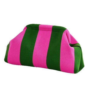 Borsa a mano a nuvola in maglia a righe verticali rosa e verdi vivaci stile moderno