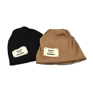 Berretti in maglia a coste neri e kaki con toppe vintage presentati in modo sovrapposto