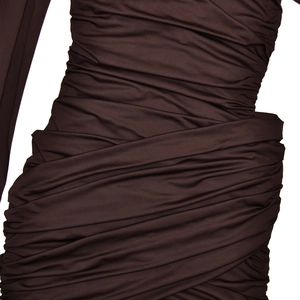 Detail des gerafften dunkelbraunen Bodycon-Kleides mit strukturierten Falten und Faltenwurf