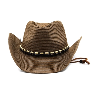 Détail d'un chapeau de cowboy en paille marron avec bande de perles et mentonnière réglable