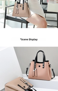 Détails de sacs à main en cuir beige et rose avec pendentif coeur et pompons
