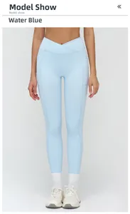 Détail du pantalon de yoga bleu clair avec taille croisée en V et coutures fonctionnelles
