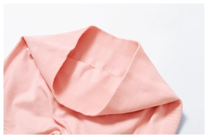 Gros plan du short de yoga rose à taille haute côtelée sans couture montrant le tissu