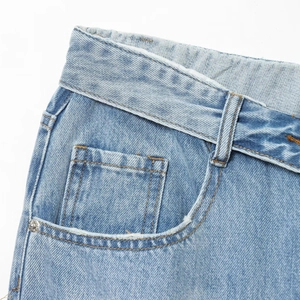 Jeans a vita alta in denim celeste con un esclusivo design della vita risvoltata alla moda