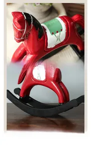Détail de la statue de cheval à bascule en bois rouge avec textures sculptées et socle noir
