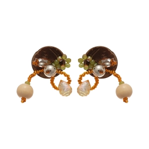 Boucles d'oreilles ethniques en bois de coco avec des perles olive et argentées