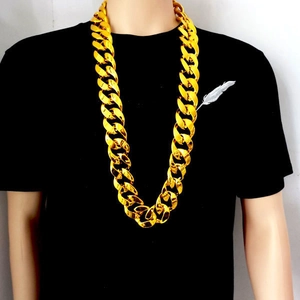 Detailopname van een dikke gouden ketting bij een model voor hiphopmode en shows