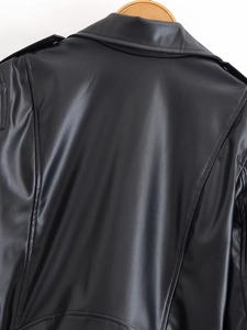 Detailansicht von Rücken und Kragen der hochwertigen schwarzen Bikerjacke aus Kunstleder