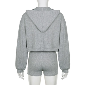 Rückansicht eines grauen Strick-Trainingssets mit kurzem Kapuzenpullover und High-Waist-Shorts