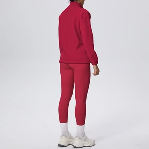 Vista posteriore del set yoga rosso con leggings a vita alta e giacca con zip