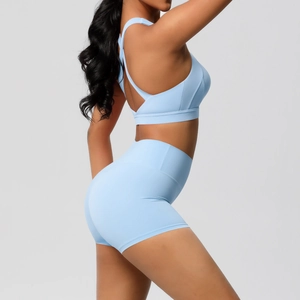 Seitenansicht des hellblauen Yoga-Sets mit Sport-BH mit Kreuzrücken und Fitness-Shorts