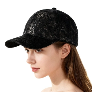 Dettaglio del ricamo floreale in pizzo nero su un elegante berretto da baseball donna