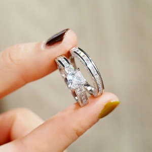 Prachtige zilverkleurige verlovingsringset met vierkant geslepen steen en eternity ring