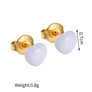 Détail de boucles d'oreilles cœur en émail montrant la taille 0,7 cm et gravure S.Steel