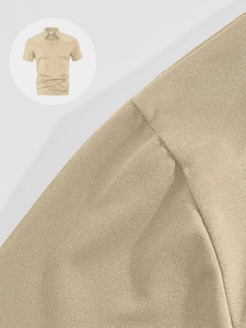Dettaglio della polo da uomo kaki con tessuto a maglia traspirante e cuciture rifinite