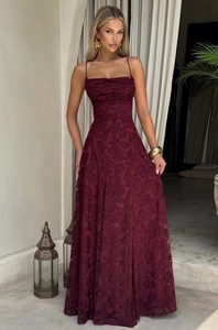 Detail des weinroten Jacquardstoffs und der dünnen Träger am rückenfreien Maxikleid